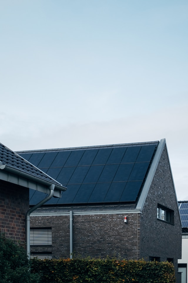 ¿Qué son los paneles solares full black y cuáles son sus ventajas?